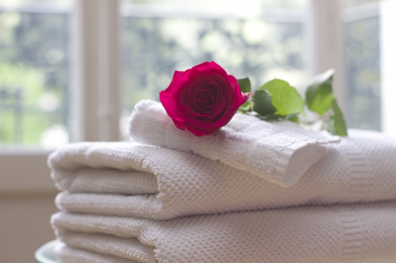 chambre-hote-FALICON-min_towel_rose_clean_care_salon_spa_white_bath-731641